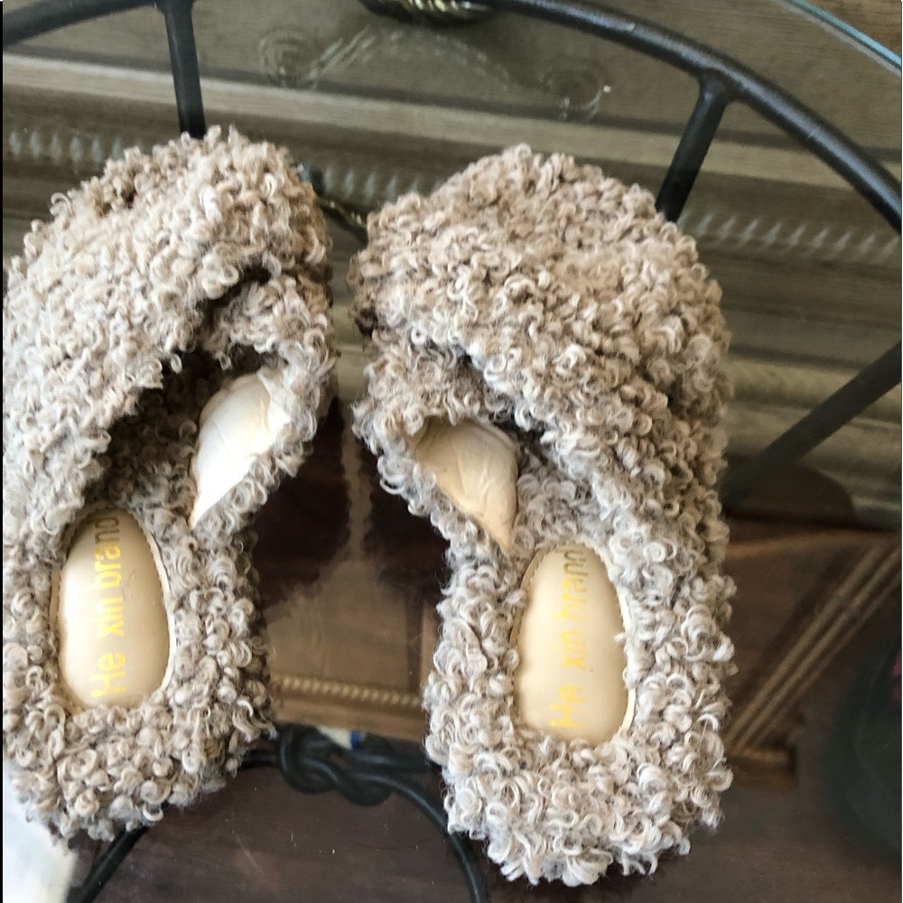 He Xin Tan Fuzzy Fluffy Crisscross Slippers - Picture 5 of 6